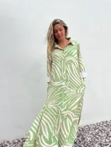 Vestido camisero largo de manga larga, con estampado abstracto en tonos verde pistacho y crudo.