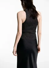Top negro de tejido de punto fino con lúrex, cuello halter y diseño entallado.