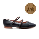 Zapato de cuero color cobre con dos tiras sobre el empeine y hebillas doradas. Taco bajo y punta redondeada.