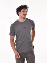 Remera gris de corte clásico con cuello redondo y estampado pequeño en el pecho.