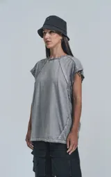 Remera manga corta gris con recortes en delantero y mangas con proceso efecto gastado confeccionada en textil premium 100% algodón calce oversize.