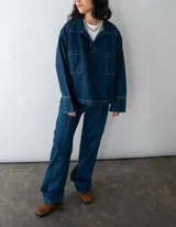 Camisa o sobrecamisa de jean azul confeccionada con algodón reciclado. De estilo vintage, con bolsillos cuadrados en el pecho.