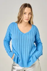 Sweater celeste de punto con escote en V y mangas largas.
