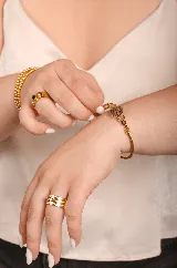 Pulsera dorada de acero con dije de San Benito.