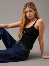 Remera de tirantes Calvin Klein negra de canalé con logo en el pecho.