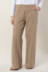 Pantalón de gabardina color beige, de corte recto y tiro alto, con elástico en la cintura trasera y bolsillos laterales y traseros.