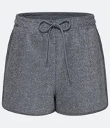 Short corto gris con textura de hilo metalizado, cintura elástica con cordón ajustable y detalles laterales en negro.