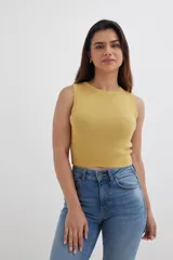 Musculosa tejida color celeste, de corte ajustado y cuello redondo.