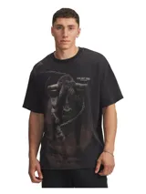 Remera negra de algodón con efecto lavado y estampado frontal de un toro encadenado con el logo de Project Rock.