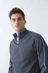 Campera de felpa gris oscuro para hombre, con fit regular, logo estampado, manga larga, cremallera entera, bolsillos con cierre y cuello elevado.