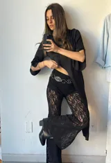 Maxiremera negra con corte asimétrico y mangas 3/4 acampanadas.