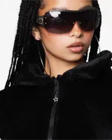 Chaleco negro de polar suave con cierre frontal y cuello camisero.