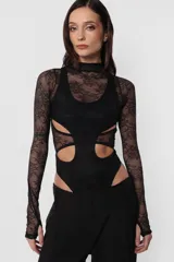 Body negro de microtul y encaje con aberturas en el torso, mangas largas con mitones y cuello alto doble con encaje.