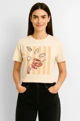Remera color crema de algodón con cuello redondo y mangas cortas. Estampado frontal con dibujo de langosta y ostras sobre fondo de rayas verticales color naranja.