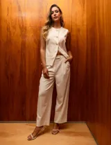 Pantalón de vestir color crema, marca Nanette, de corte recto y tiro alto.