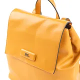 Mochila color camel de símil cuero acolchado, con acceso mediante solapa con botones imantados. Tiene un compartimento principal con un bolsillo interno con cierre y dos bolsillos abiertos. Cuenta con correa regulable y herrajes plateados.