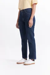 Jean gris de corte recto, tiro medio y confeccionado en 100% algodón.