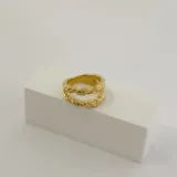 Anillo dorado con textura martillada, de acero quirúrgico hipoalergénico con baño en oro 18K.