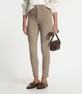 Pantalón skinny de terciopelo cotelê color marrón, con cintura mediana, bolsillos delanteros y traseros, cierre por botón y cremallera.