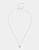 Cadena corta plateada con dije de corazón con circonita cúbica.