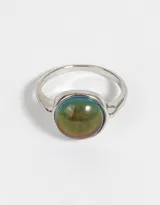 Anillo plateado con piedra redonda que cambia de color según el estado de ánimo.