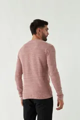 Sweater azul de punto con cuello redondo, mangas largas y logo bordado en el pecho. Corte slim fit.