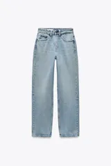 Pantalón de jean celeste de tiro alto, corte recto, con cinco bolsillos y cierre frontal con cremallera y botón metálico.