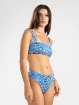 Top de bikini marrón con estampado animal print, estilo bandeau con breteles anchos y almohadillas removibles.
