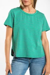 Remera de algodón con elastano, corte al cuerpo y mangas cortas. Diseño a rayas horizontales verdes y rosadas.