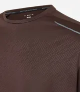 Remera deportiva azul con cuello redondo y mangas largas. Estampa rayada discreta y detalles reflectantes.