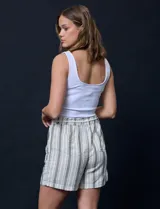 Short de lino estampado a rayas verticales grises, con pretina elastizada y cordón de ajuste.