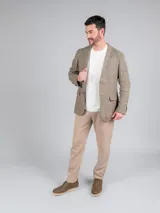 Zapato acordonado de cuero color marrón taupe, con suela FLX de EVA color beige y detalle de logo en el talón.