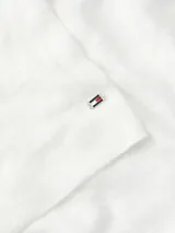 Remera blanca de lino con cuello redondo y mangas cortas.