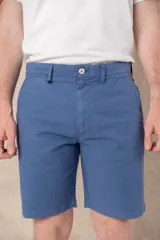 Bermuda de gabardina color azul con bolsillos laterales y traseros.