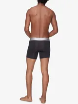 Pack de tres bóxer Calvin Klein Steel Micro, con cintura elástica con logo metálico. Incluye un bóxer negro, uno azul y uno gris.
