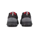 Championes Fila Axilus Ace Clay, color negro con detalles en rojo y gris, para hombre o mujer. Capellada de materiales sintéticos inyectados y piezas laterales para mayor estabilidad. Entresuela de EVA para confort y amortiguación. Suela de caucho para superficies duras. Tecnología CAGE: placa antitorsión que evita movimientos medio-laterales. Plantilla SUPERFOAM con espuma anatómica.