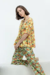 Camisa estampada con flores, de lino o popelina, con mangas cortas y lazos para cerrar al frente.
