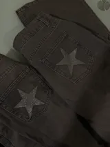 Pantalón de jean gris con corte recto y bolsillos traseros con aplique de estrella brillante.