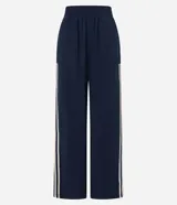 Pantalón deportivo azul marino de corte ancho, con cintura elástica, bolsillos laterales y dos rayas verticales blancas a lo largo de cada pierna.