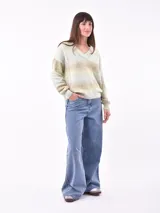 Sweater rosado de tejido de punto con cuello en V.