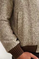 Campera bomber de abrigo con cierre frontal y puños tejidos, forrada y elaborada en 100% lana fina sin teñir.