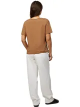 Remera color marrón claro con cuello en V y mangas cortas.
