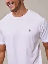 Remera azul marino de algodón con cuello redondo y logo bordado en el pecho.