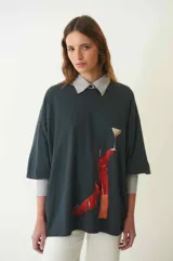 Remera de manga corta color gris con cuello redondo y estampado de dos botas rojas con un vaso de martini.