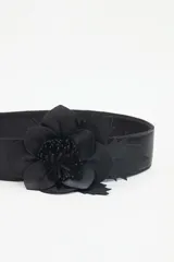 Cinturón ancho de cuero negro con una flor de cuero artesanal.