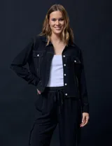 Campera liviana negra marca Ninety con abertura central con botones y bolsillos delanteros.