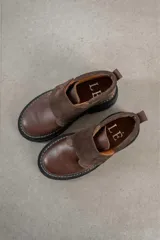 Botinetas negras de cuero con suela track y ajuste con velcro.