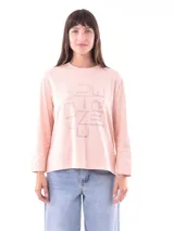 Remera blanca de manga larga con estampa rectangular dorada con diseño animal print y texto 'Fearless, fierce & fabulous'.