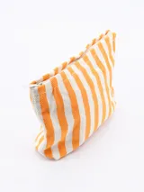 Necessaire rectangular de tela con estampado de rayas verticales color naranja y blanco.