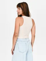 Musculosa negra ajustada al cuerpo, con cuello redondo y diseño de tirantes anchos tipo halter.